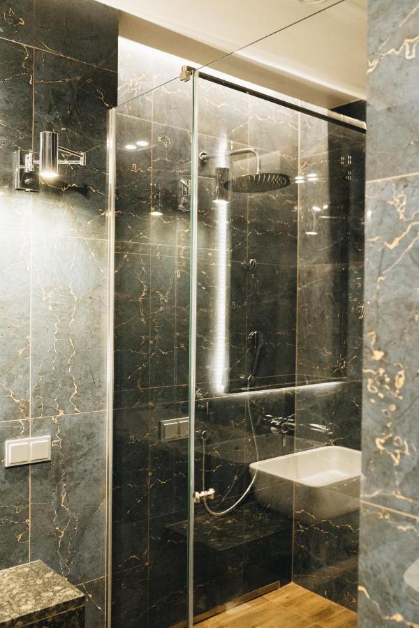 Stary Rynek Premium Apartments: Old Market Square Elegance